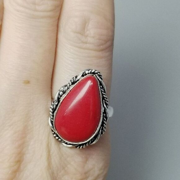Vintage Bright Red Drop Shape Ring, Bezel Set Silver Tone Size 8 Band, Estate - Picture 2 of 9